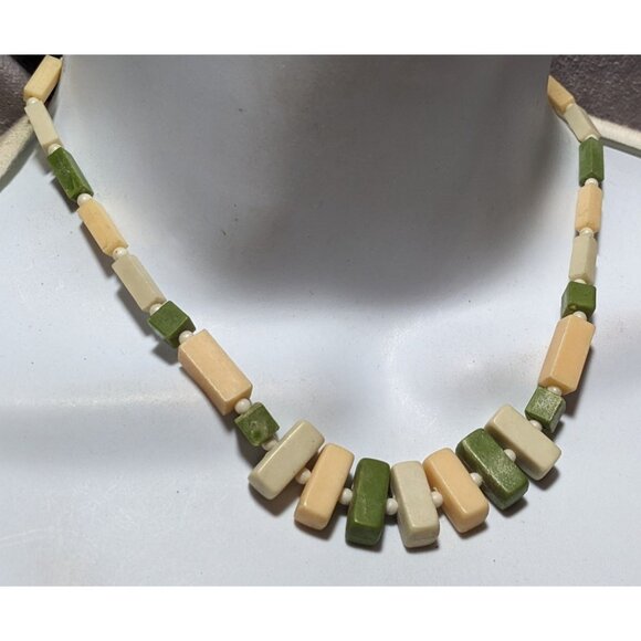 Vintage 1920s Celluloid/Bakelite Green Beaded Necklace - Picture 10 of 12